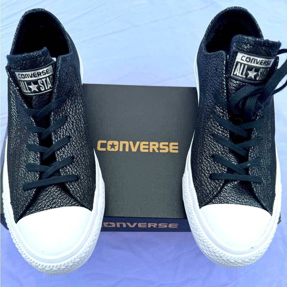 Brand new never worn women’s Converse